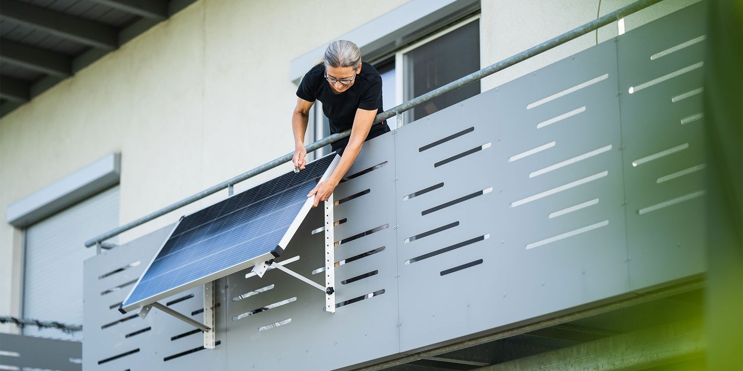 Plug In Solar How do plug-in solar panels work? Rooftop vs. 'plug-in' solar compared ...