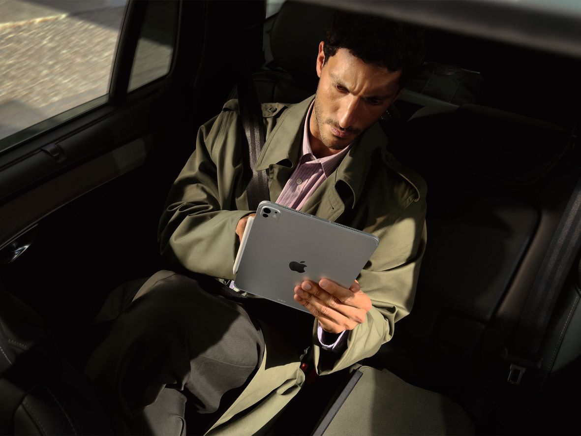 Man holding iPad Pro M5 in a car