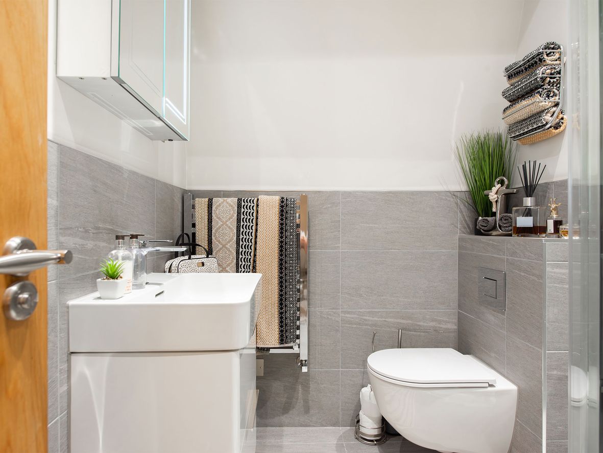 small bathroom with towel rack above the toilet