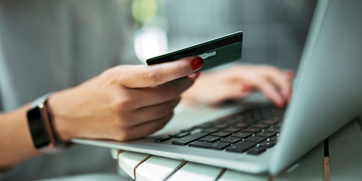 Person doing online shopping in a digital market