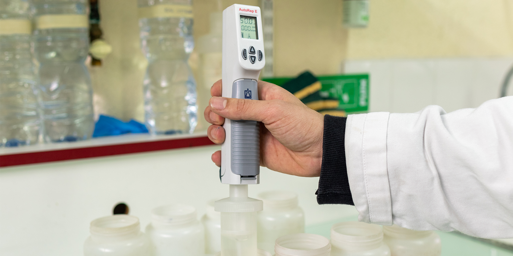 Our lab experts analyse sulfonate levels to assess the efficiency of each machine's rinse cycle
