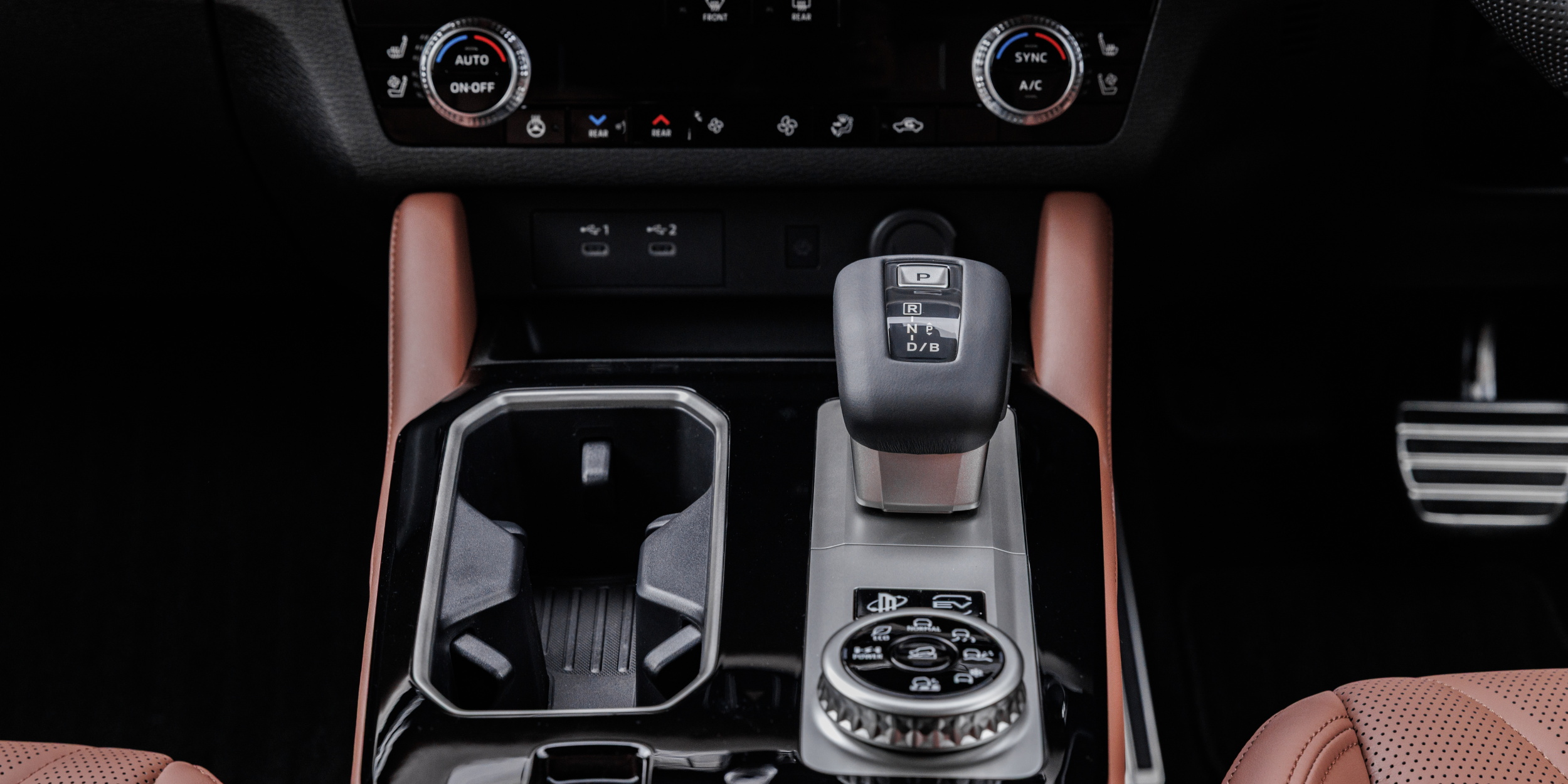 Mitsubishi Outlander central console