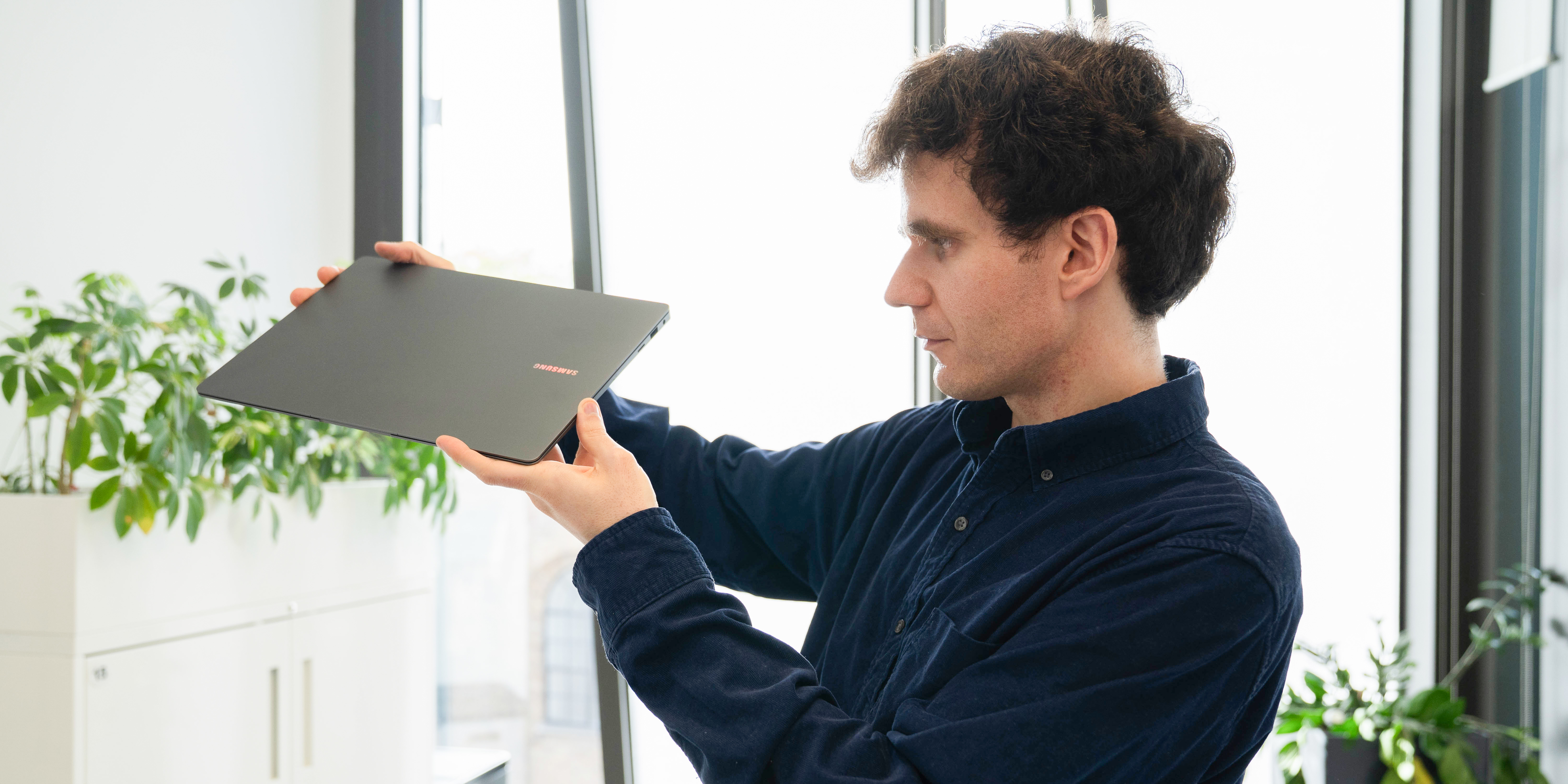 Laptops expert assessing laptop portability and dimensions