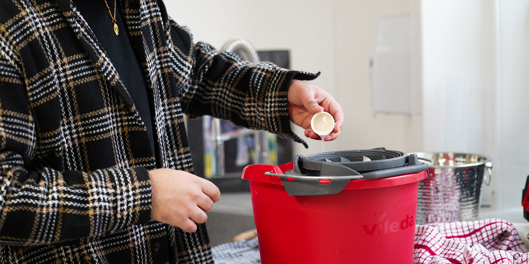 Which? cleaning expert prepares one of the car shampoos.