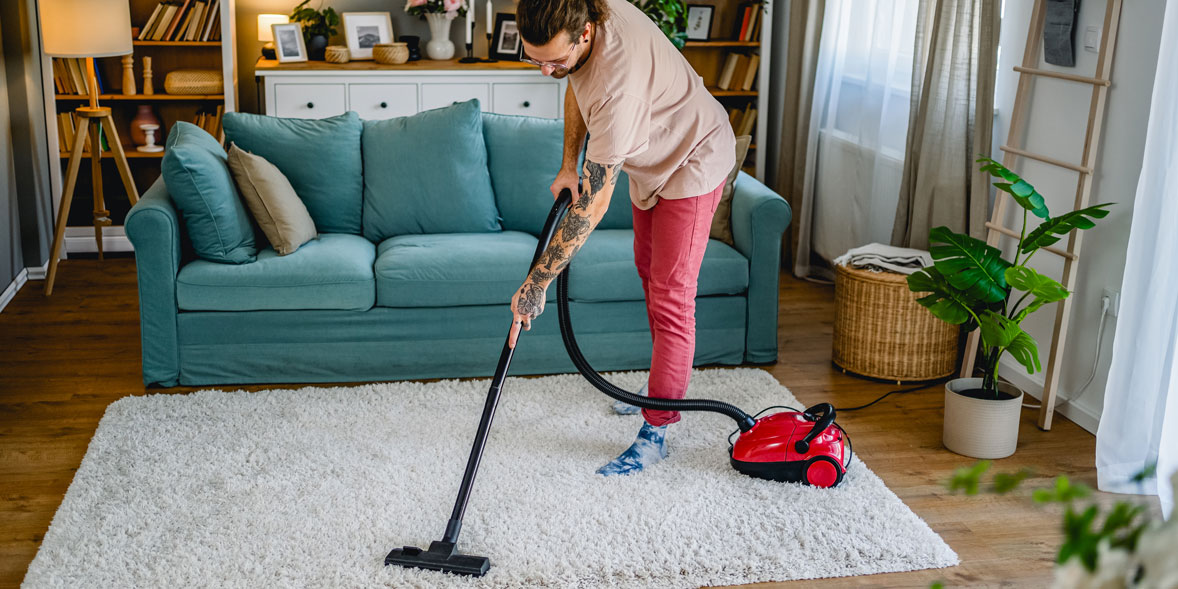 Using a vacuum cleaner on a rug