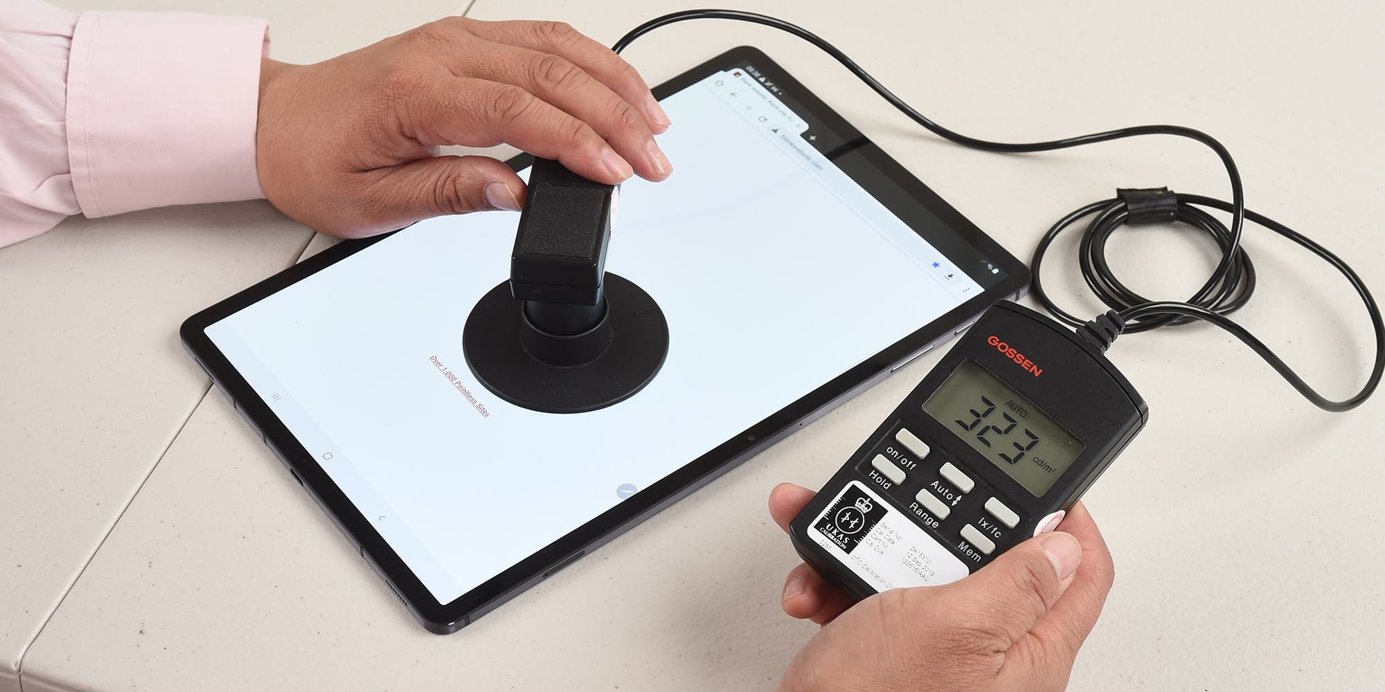 Screen brightness is measured in nits, where the best measure more than 3,000, which is enough to be seen in full sunlight