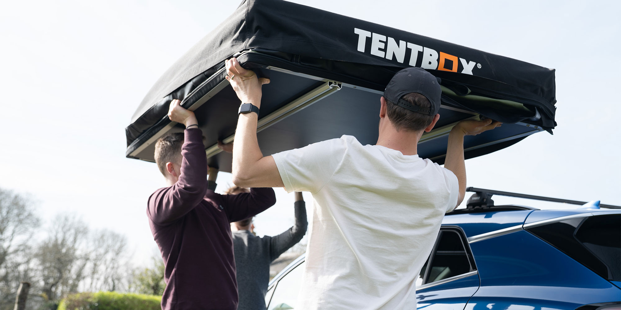 Lifting a roof tent to fit to a roof rack