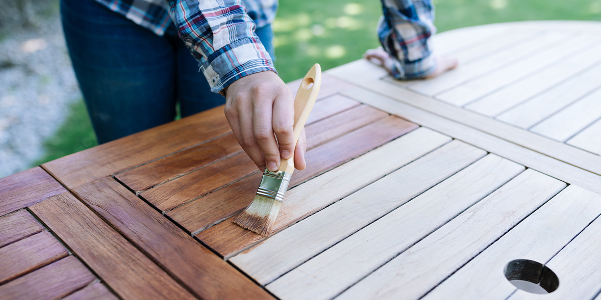 Sealing wooden garden furniture