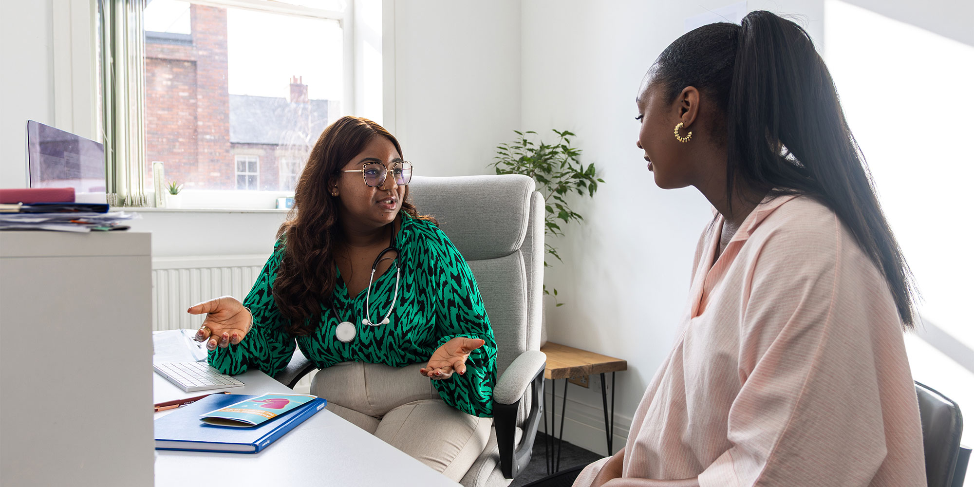 Dietitan talking to patient