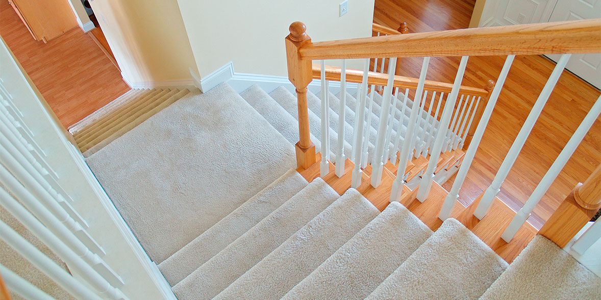 Staircase with light-coloured carpet