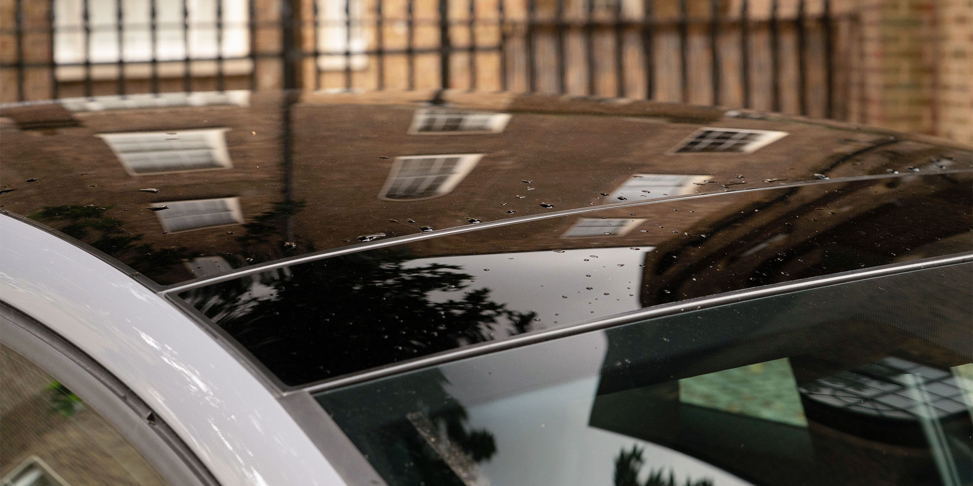 Part of the roof area of the Seat Leon FR Black Edition, showing the black part of the roof.