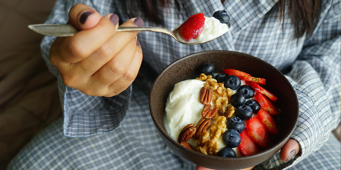 Greek yoghurt with fruit and toppings