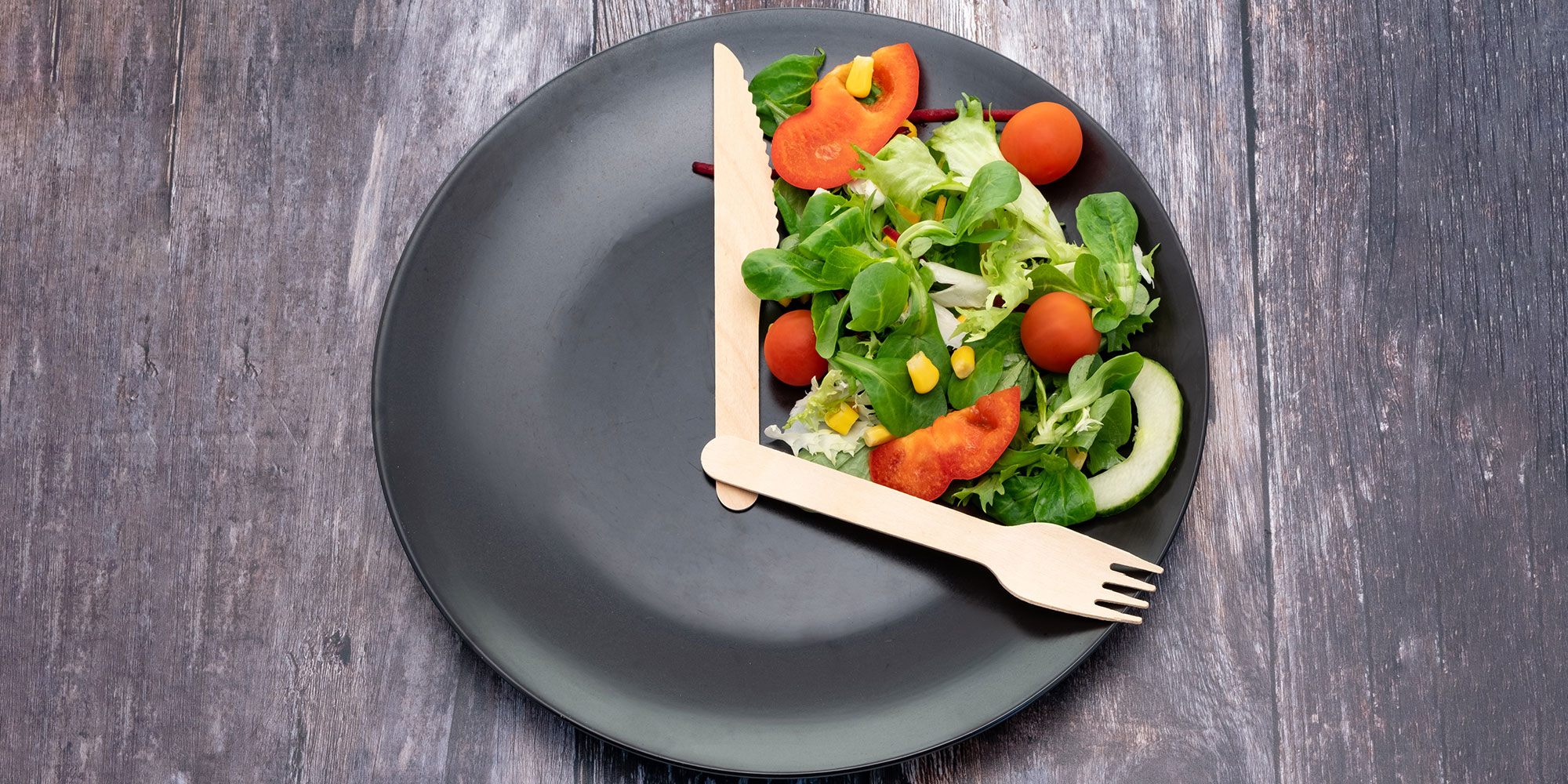 A plate using cutlery as hands of a clock to illustrate intermittent fasting
