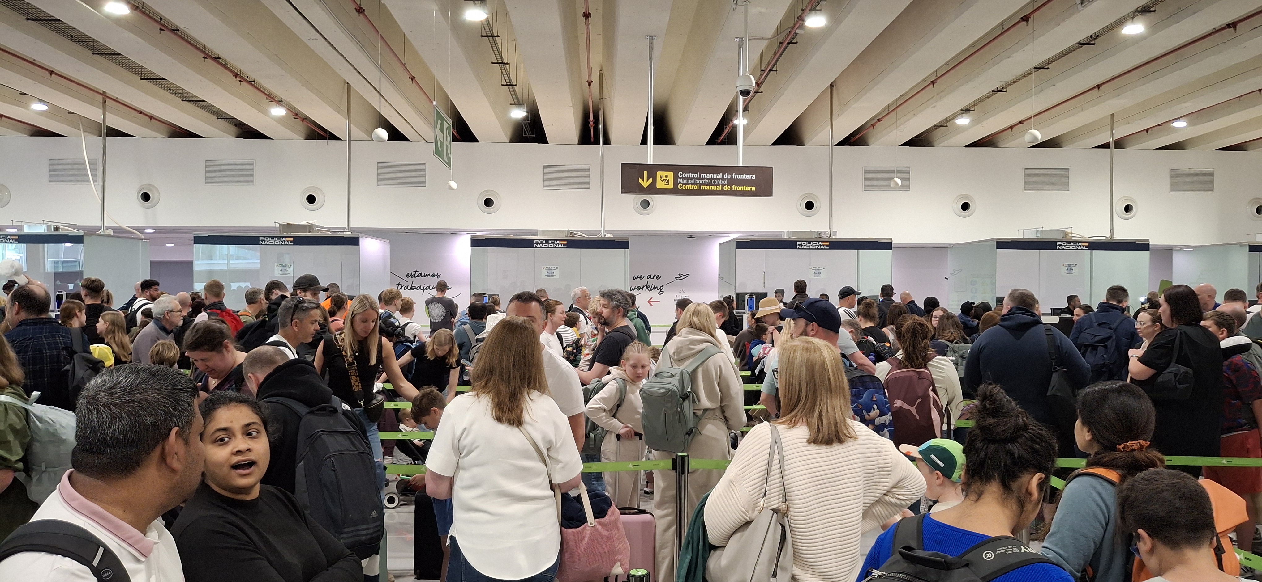 Long EES passport control queues at Palma airport