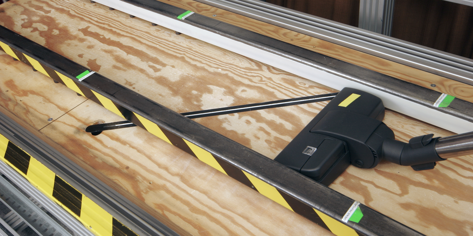 Vacuum cleaner testing hard floors
