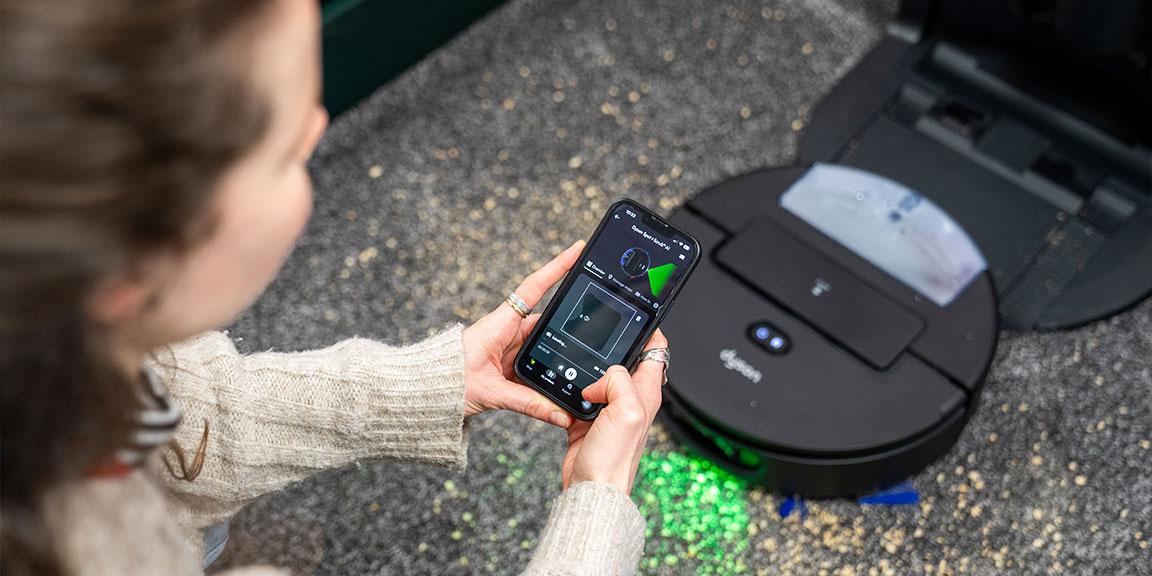Using MyDyson app to operate Dyson Spot+Scrub robot vacuum cleaner