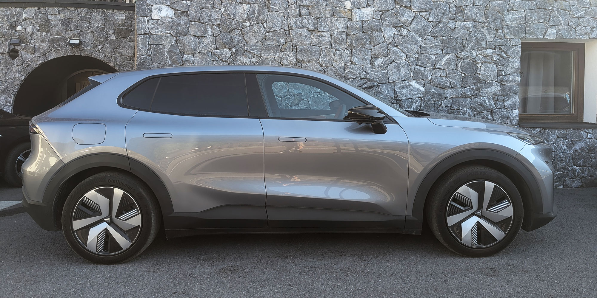 Changan Deepal S05 electric car next to stone wall