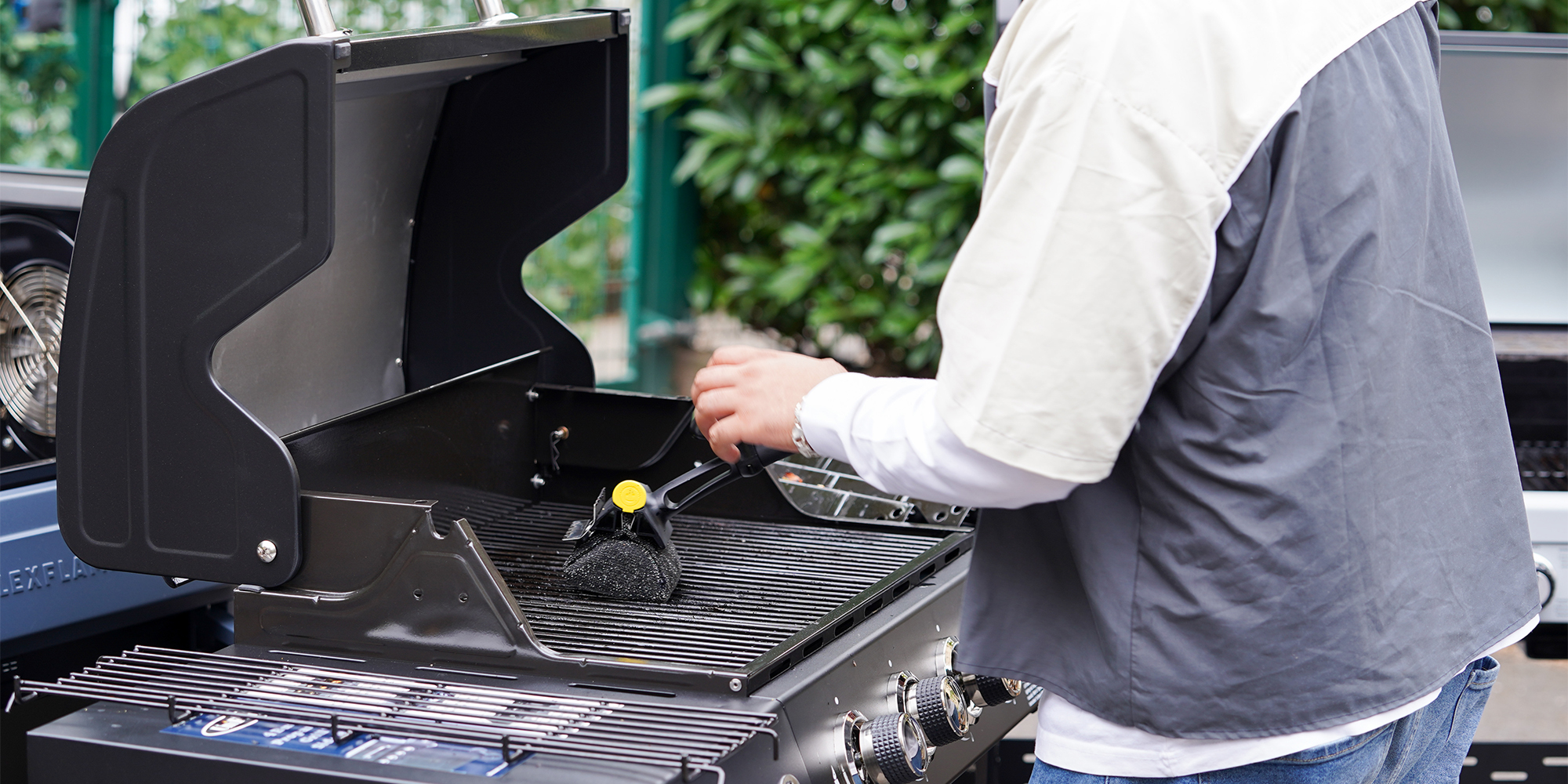 Cleaning a BBQ