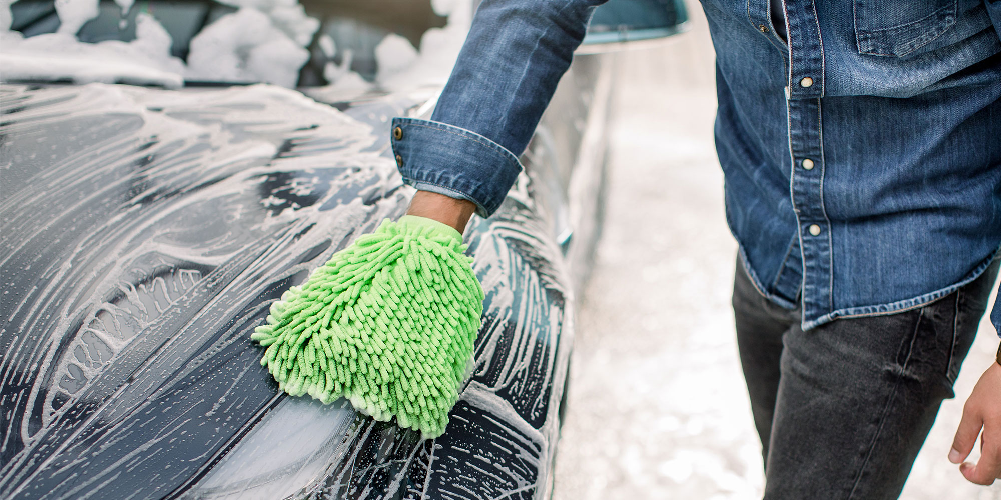 Cleaning a car with a wash mitt