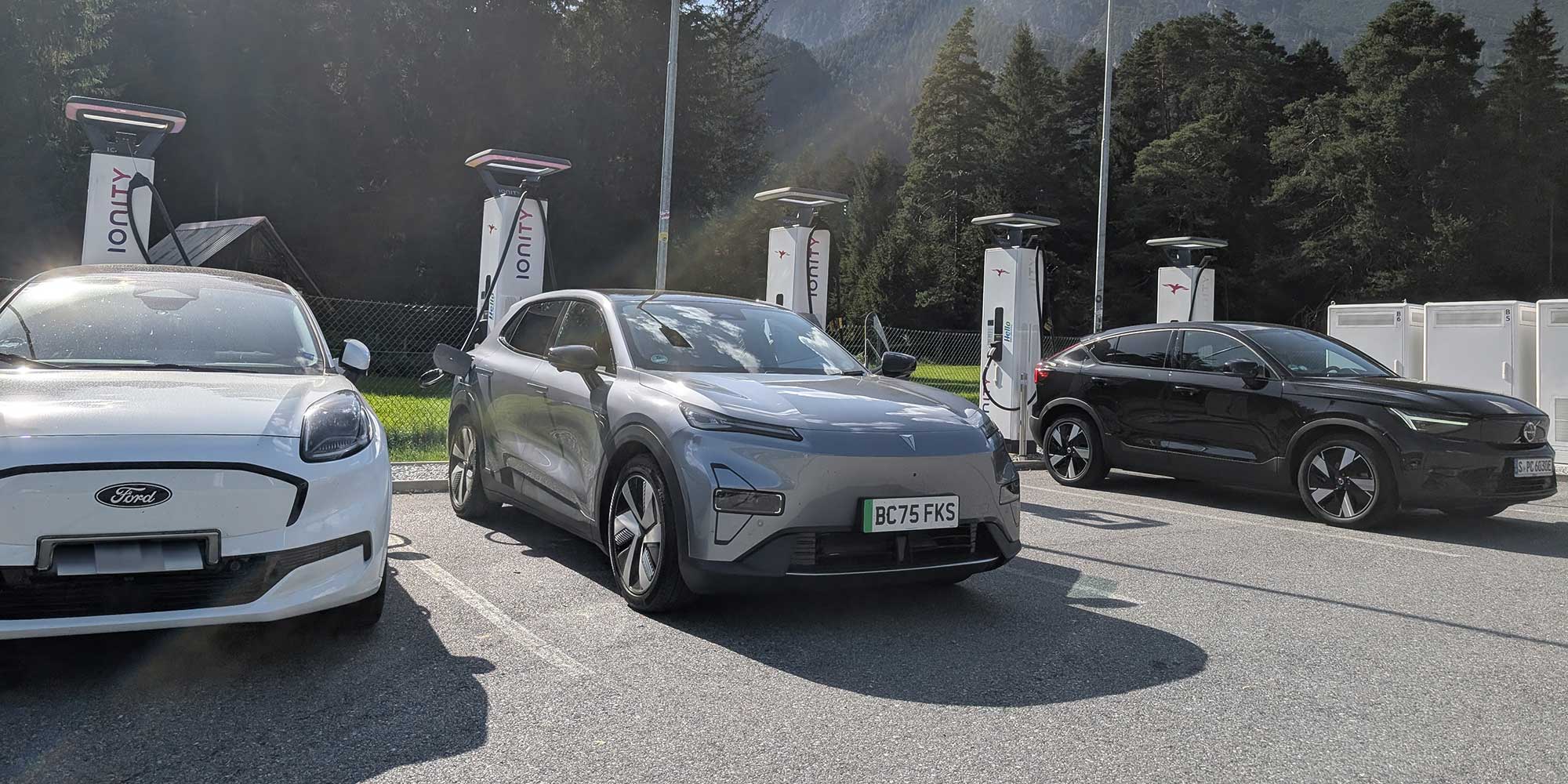 Changan Deepal S05 electric car alongside other cars at a charge station with mountain background