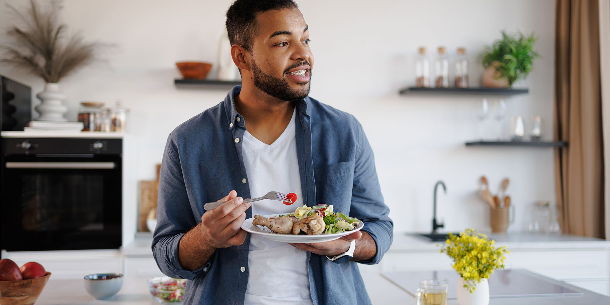 Man eating a healthy lunch