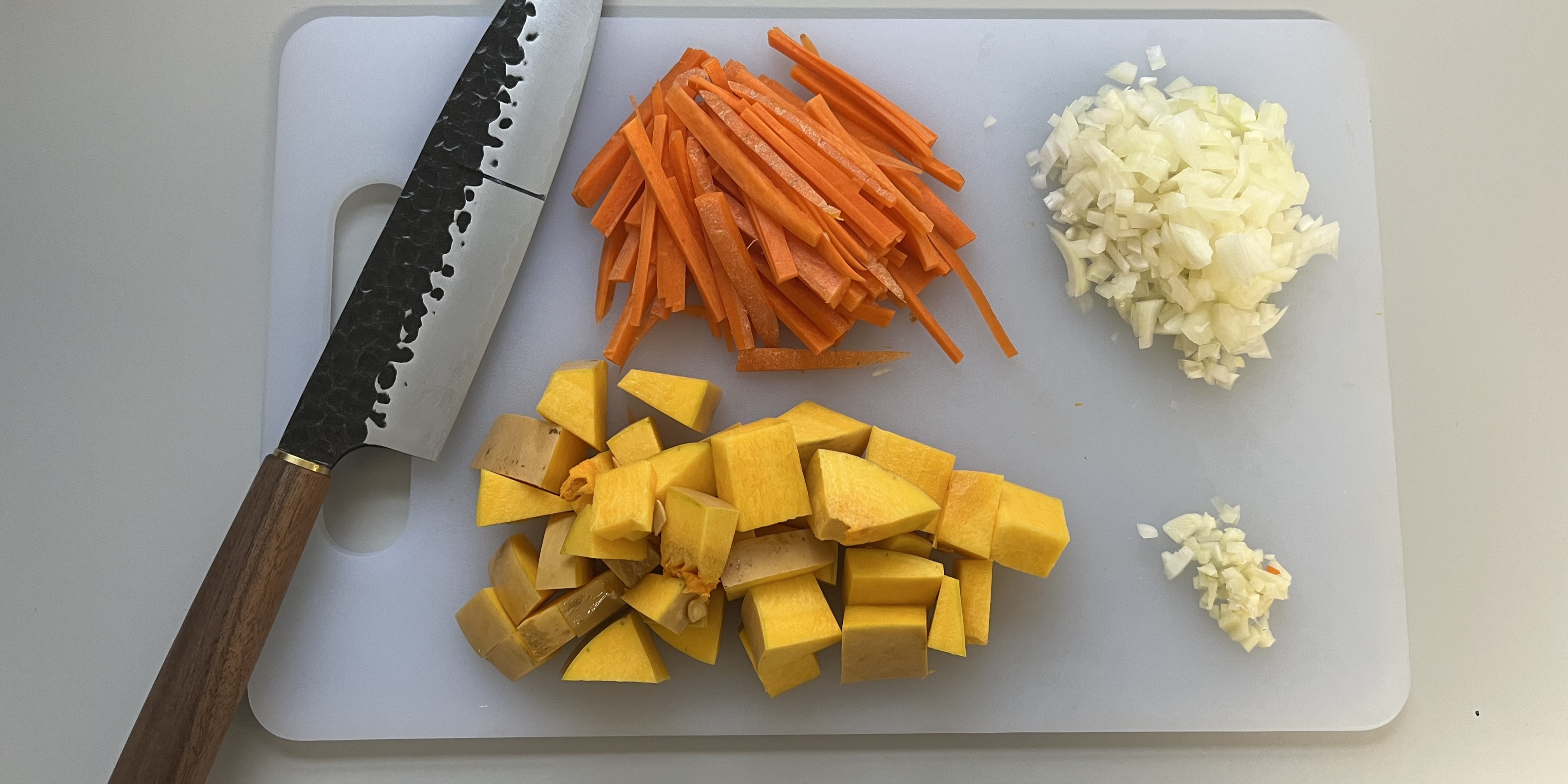 Ease of use: Katto knife put to the test on onion, garlic, carrot and butternut squash