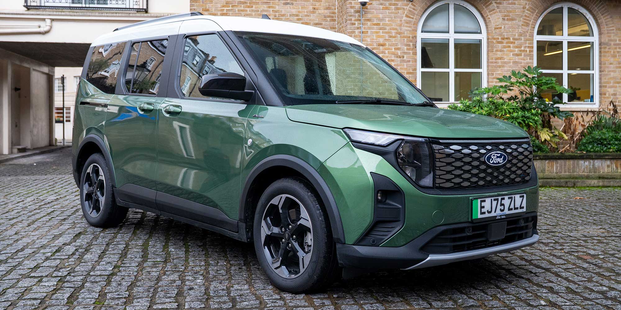 A front quarter view of the Ford E-Tourneo Courier