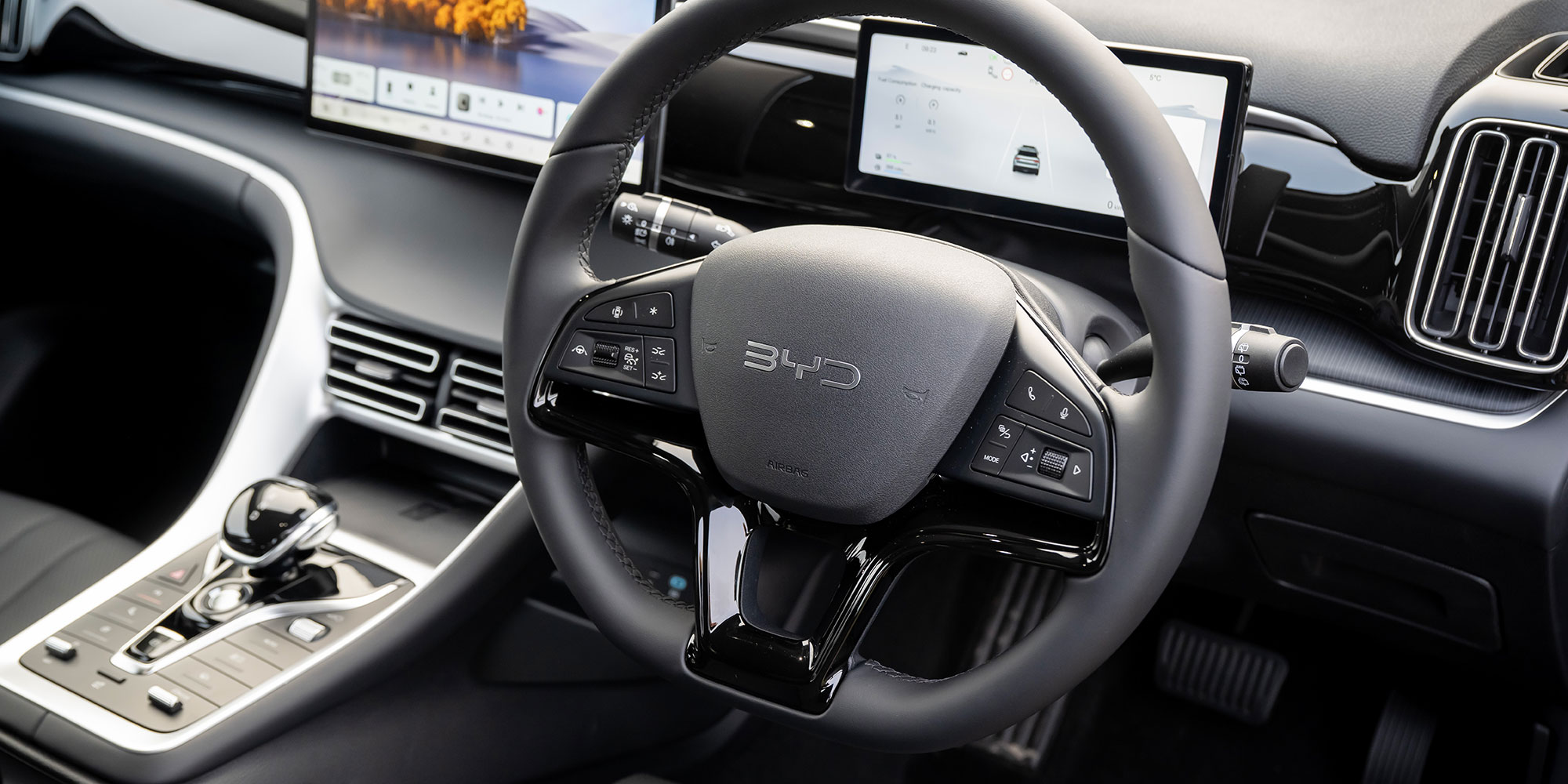 The steering wheel of the BYD Sealion 5 DM-i