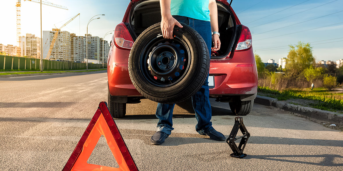 Changing a car tyre