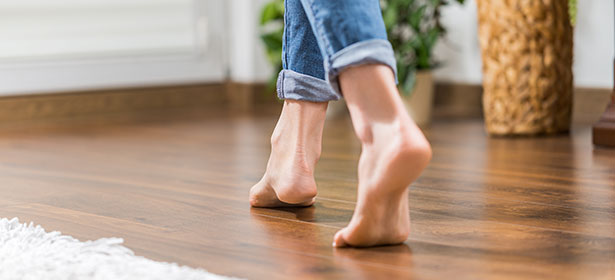 Feet on warm floor with underfloor heating 478037