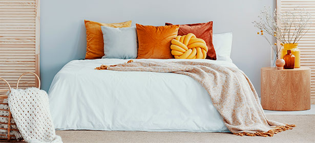 Bedroom with blankets 484214